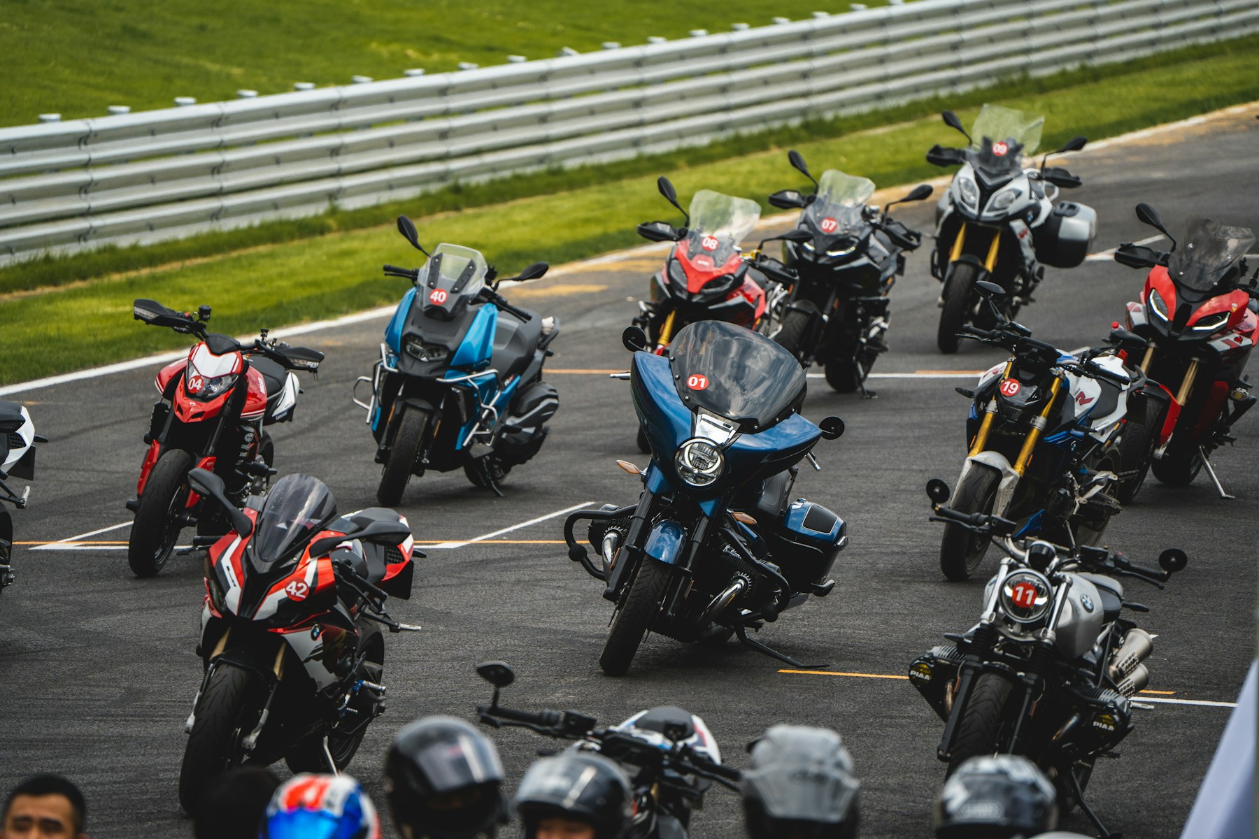 Motos réunies lors d’un événement photographié par J F